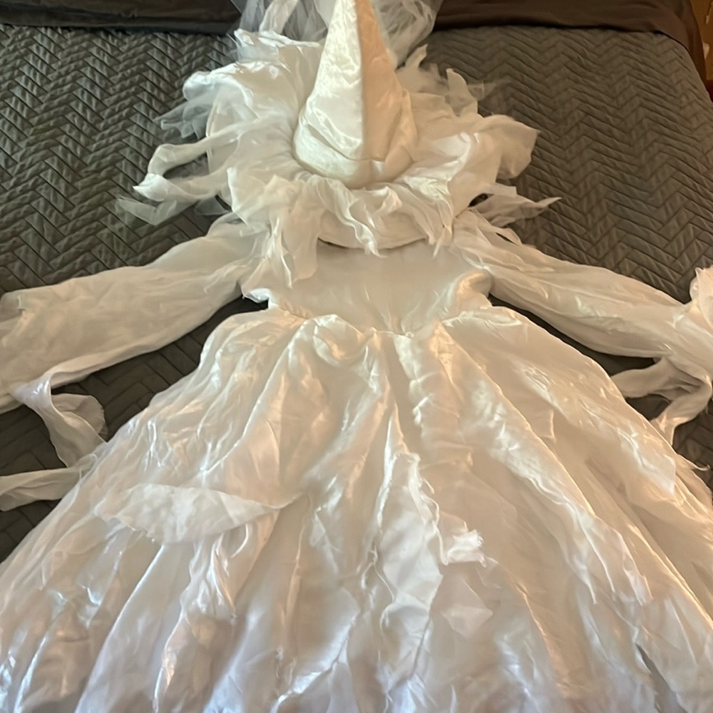 Chasing Fireflies white witch costume. Size 6 worn once. Excellent condition.